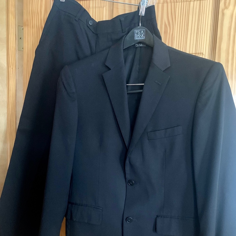 Jos. A. Bank black tailored fit two-piece suit - 39R/33R, fantastic condition